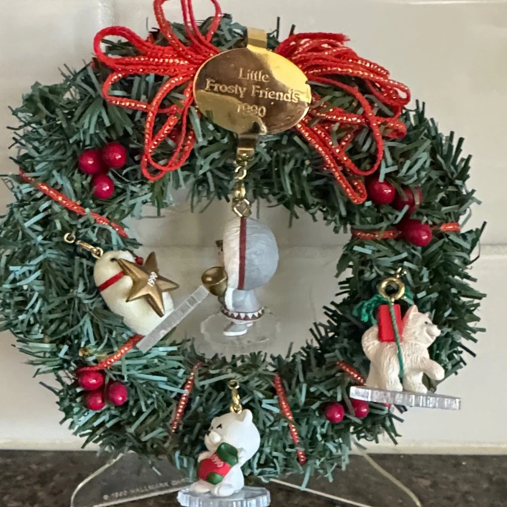Hallmark Keepsake Holiday Little Frosty Friends Memory Wreath 1990 with stand
